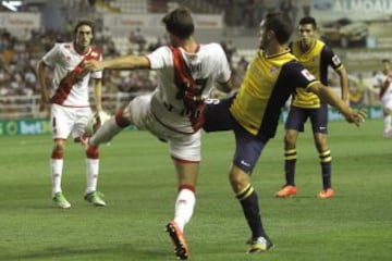 El defensa del Rayo Vallecano Quini Marín lucha un balón con el centrocampista del Atlético de Madrid Koke.