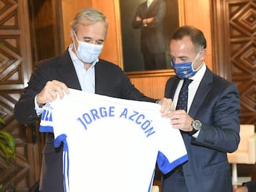 Christian Lapetra hace entrega al alcalde Jorge Azcón de una camiseta del Real Zaragoza.