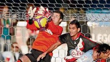 <b>POCO TRABAJO. </b>Notario tiene problema para atrapar un balón en uno de los escasos acercamientos del Rayo Vallecano al área celeste.