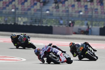 Momento de la carrera en el que Jorge Martín, lidera la carrera seguido de los dos pilotos del Mooney VR46 Racing Team, Marco Bezzecchi y Luca Marini.