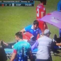 Árbitro se lesiona en duelo de la B y es retirado en ambulancia