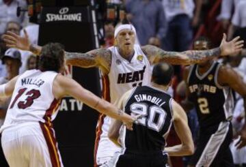 Miami Heat 95 (4) - San Antonio Spurs 88 (3). Manu Ginobili entra a canasta ante Chris Andersen.
