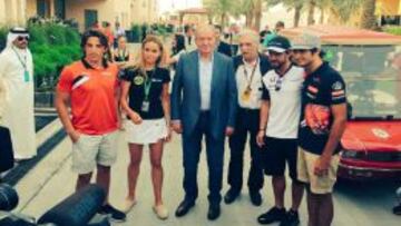 El Rey Juan Carlos con los pilotos espa&ntilde;oles en Bahrain.