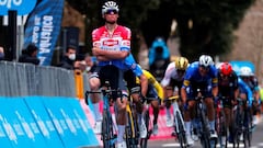 El ciclista neerland&eacute;s Mathieu Van der Poel celebra su victoria en la tercera etapa de la Tirreno-Adri&aacute;tico 2021.
 
