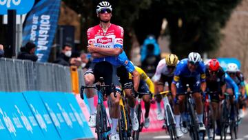El ciclista neerlandés Mathieu Van der Poel celebra su victoria en la tercera etapa de la Tirreno-Adriático 2021.