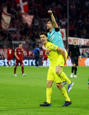 Los jugadores del Villarreal celebran el pase a semifinales de Champions al final del partido.