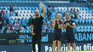 Claudio Giráldez saluda a la afición en Balaídos.