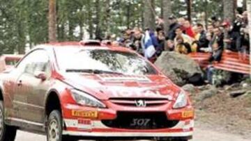 <b>IMPRESIONANTE. </b>Gronholm está sufriendo el acoso de Loeb en esta prueba y va al límite.