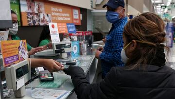 Colombiana hace compras en un supermercado.