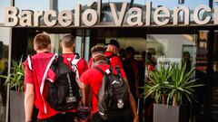 Los jugadores del Casademont Zaragoza entran en el hotel Barcel&oacute; Valencia.