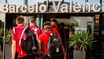 Los jugadores del Casademont Zaragoza entran en el hotel Barcel&oacute; Valencia.