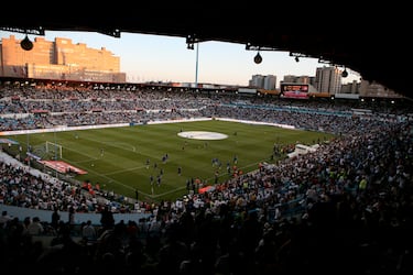 Zaragoza reformará su estadio, que pasará a llamarse Ibercaja Romareda, con una inversión de 175 millones de euros. Tendrá capacidad para 43.184 personas y estará listo para la temporada 2027-28. El proyecto no solo moderniza la infraestructura, sino también la imagen del club.