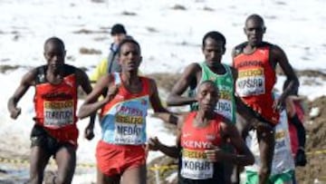 Teklemariam Medhin, segundo por la izquierda, en el &uacute;ltimo Mundial de cross. 