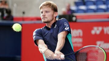 David Goffin devuelve una bola ante Denis Shapovalov durante su partido de octavos de final del Rakuten Open en el Ariake Coliseum de Tokio.