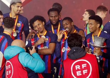 Koundé y Dembelé posan con sus medallas de ganadores.