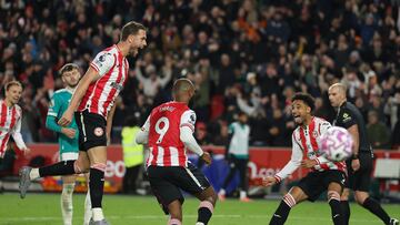 Soccer Football - Premier League - Brentford v Liverpool - GTech Community Stadium, London, Britain - October 25, 2025 Brentford's Igor Thiago celebrates scoring their third goal REUTERS/Toby Melville EDITORIAL USE ONLY. NO USE WITH UNAUTHORIZED AUDIO, VIDEO, DATA, FIXTURE LISTS, CLUB/LEAGUE LOGOS OR 'LIVE' SERVICES. ONLINE IN-MATCH USE LIMITED TO 120 IMAGES, NO VIDEO EMULATION. NO USE IN BETTING, GAMES OR SINGLE CLUB/LEAGUE/PLAYER PUBLICATIONS. PLEASE CONTACT YOUR ACCOUNT REPRESENTATIVE FOR FURTHER DETAILS..