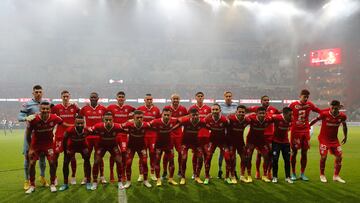 MEX8210. TOLUCA (MÉXICO), 27/10/2022.- Jugadores titulares y suplentes del Toluca posan hoy previo al inicio de la ida de la final del torneo Apertura 2022 de la Liga MX contra el Pachuca, en el estadio Nemesio Diez de Toluca, Estado de México (México). EFE/Alex Cruz