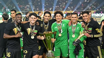(L-R) Mexico's forward #16 Julian Quinones, Mexico's defender #15 Israel Reyes, Mexico's forward #09 Raul Jimenez, Mexico's goalkeeper #13 Guillermo Ochoa, Mexico's goalkeeper #01 Luis Malagon and Mexico's midfielder #04 Edson Alvarez celebrate their team's victory with the trophy during the Concacaf Gold Cup final football match between Mexico and USA at NRG Stadium in Houston, Texas on July 6, 2025. (Photo by Chandan Khanna / AFP)