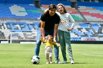 Claudio Aguilera junto a sus hijas Naara (derecha) y Naomi.