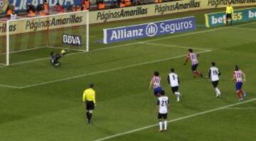 Penalti que lanza Diego Costa y detiene Diego Alves.