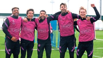 Adama, Riqui, Jordi Alba, Piqué y Frenkie celebran un triunfo en el entrenamiento de ayer.
