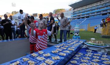 Ambos fueron los protagonistas de un partido organizado por ESPN en El Salvador para celebrar el 60 aniversario del excadista Mágico. Se midieron en el Mundial de España de 1982 en Alicante.