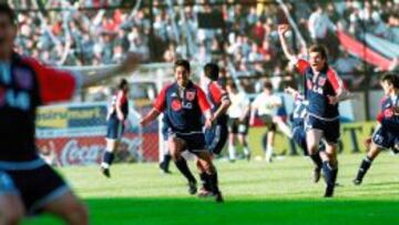 Garrido, en el centro, festeja el gol del triunfo en el a&ntilde;o 2001.