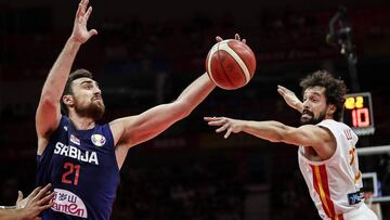 WUHAN, CHINA - SEPTEMBER 08: Nikola Milutinov #21 of Serbia in action against Sergio Llull #23 of Spain during FIBA Basketball World Cup China 2019 at Wuhan Sports Center on September 08 , 2019 in Wuhan, China. (Photo by Wang He/Getty Images)