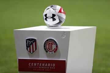 Así se disputó en el campo el encuentro de preparación que sirvió para la celebración del centenario del conjunto escarlatas y para pretemporada al cuadro español.