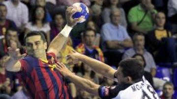 Kiril Lazarov lanza para convertir uno de sus nueve goles para el Barcelona.