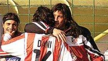 DEDICATORIA. Dani dedicó uno de sus goles al Mono Burgos que tuvo que ver el partido desde el banquillo por una contractura al calentar.