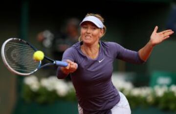 Maria Sharapova devuelve la bola a Eugenie Bouchard.