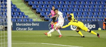 Mariano Díaz y David Soria en la jugada que el VAR anuló el gol al delantero del Real Madrid por fuera de juego.