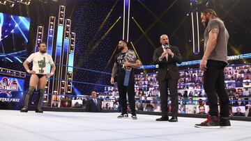 Daniel Bryan, Roman Reigns, Adam Pierce y Edge, en SmackDown.