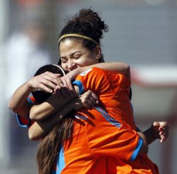 Las jugadoras celebran un gol. 