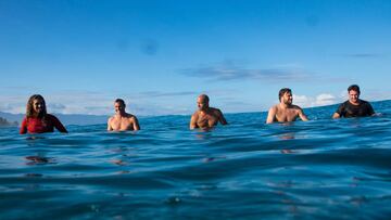 Algunos de los protagonistas de Momentum Generation en el agua, listos para surfear. La pel&iacute;cula se estrenar&aacute; en Avil&eacute;s como presentaci&oacute;n del festival de Salinas Surf, Music &amp; Friends.