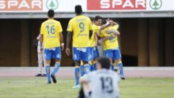 Los jugadores de Las Palmas celebran uno de los goles ante la Ponferradina.