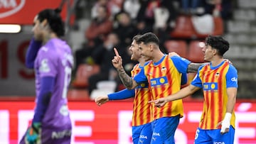 GIJÓN, 16/12/2025.- El delantero del Valencia Dani Raba (2d) celebra tras marcar el 0-2 durante el partido de dieciseisavos de final de la Copa del Rey que Sporting de Gijón y Valencia CF disputan este martes en el estadio de El Molinón, en Gijón. EFE/Eloy Alonso