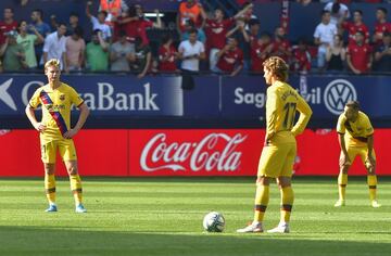 Saque desde el círculo central por parte de Frenkie De Jong y  Antoine Griezmann tras marcar Roberto Torres.
