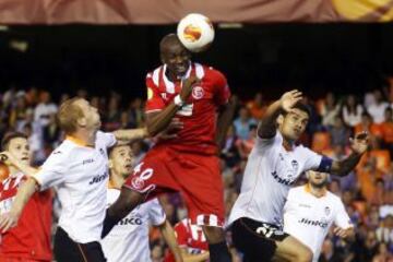 Stephane Mbia termina su contrato con Sevilla, con el cual ganó la Europa League la temporada pasada.