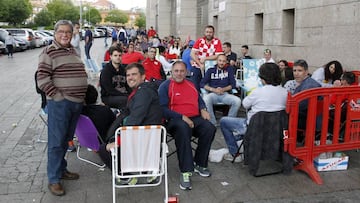 Los primeros de la fila en el Calderón; quieren la entrada para Milán.