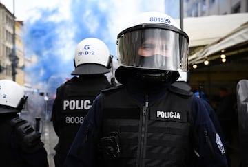 La polica polaca vigila las calles de Breslavia, donde se concentran las aficiones del Betis y del Chelsea, a pocas horas del inicio de la final.