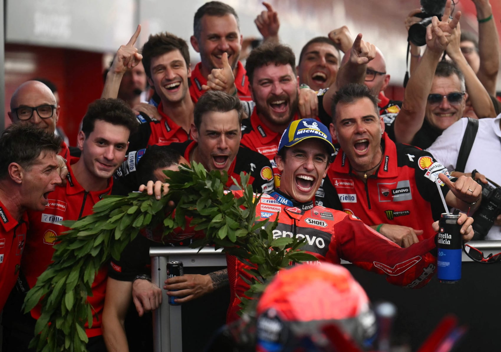 Rigamonti, el de la derecha, celebrando junto a Márquez la victoria de Argentina.