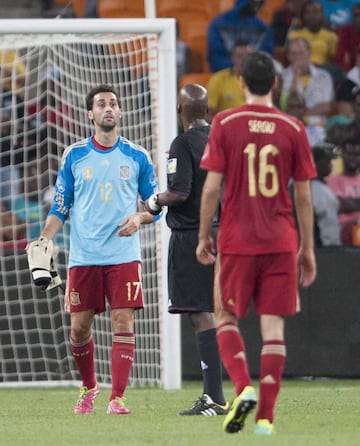 La selección española se enfrentaba a Sudáfrica en 2013. Víctor Valdés tuvo que retirarse lesionado y al combinado nacional no le quedaban más cambios. El lateral derecho tuvo que defender la portería. Más tarde, y tras la insistencia de Del Bosque, a la selección le concedieron un cuarto cambio y entró Reina. 