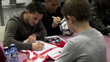 Piatti durante la firma a los niños.
