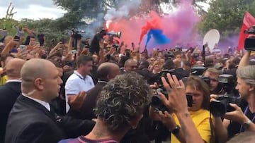 Neymar receives hero's welcome from Parc des Princes fans