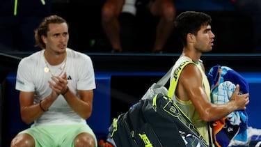 Alexander Zverev aplaude la salida de Carlos Alcaraz tras la eliminación del español en Melbourne.