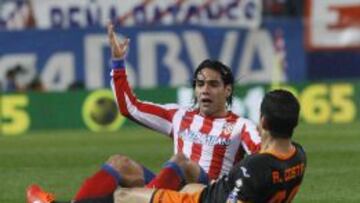 Falcao pide desde el suelo una falta de Ricardo Costa.