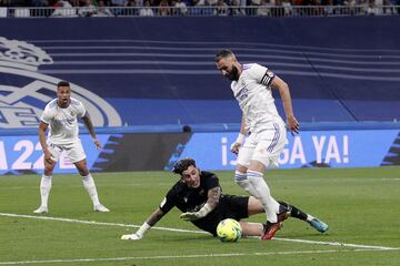 5-0. Vinicius marca el quinto gol tras una asistencia de Karim Benzema. En la imagen, el delantero francés con Daniel Cárdenas.