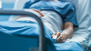In the Hospital Sick Male Patient Sleeps on the Bed. Heart Rate Monitor Equipment is on His Finger. ENFERMO MUERTE CAMILLA